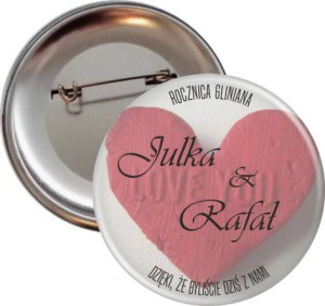 g4729 Rocznica ślubu gliniana przypinka 56mm.jpg