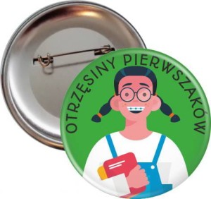 g5911 Otrzęsiny dziewczyna przypinka 56mm.jpg