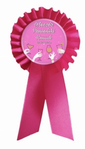 g1019 Wieczór panieński - różowy kotylion z przypinką 56mm.jpg