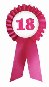 g2891 18 urodziny - różowy kotylion z przypinką 56mm.jpg