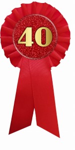 g2895 40 urodziny - czerwony kotylion z przypinką 56mm.jpg