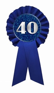 g2896 40. urodziny - granatowy kotylion z przypinką 56mm.jpg