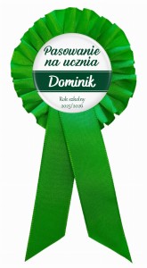 Pasowanie na ucznia - jasnozielony kotylion imienny z przypinką 56mm