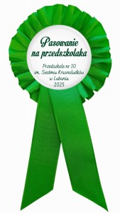 g3683 Pasowanie na przedszkolaka - zielony kotylion z przypinką.jpg