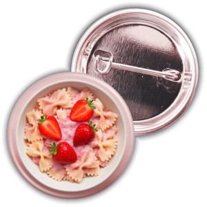 g11002 Makaron z truskawkami - przypinka 37mm.jpg