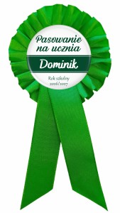 Pasowanie na ucznia - jasnozielony kotylion imienny z przypinką 56mm